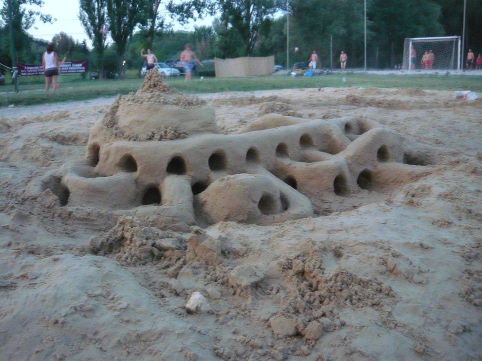 Amikor Zoli homokvárat épített... fotó: x